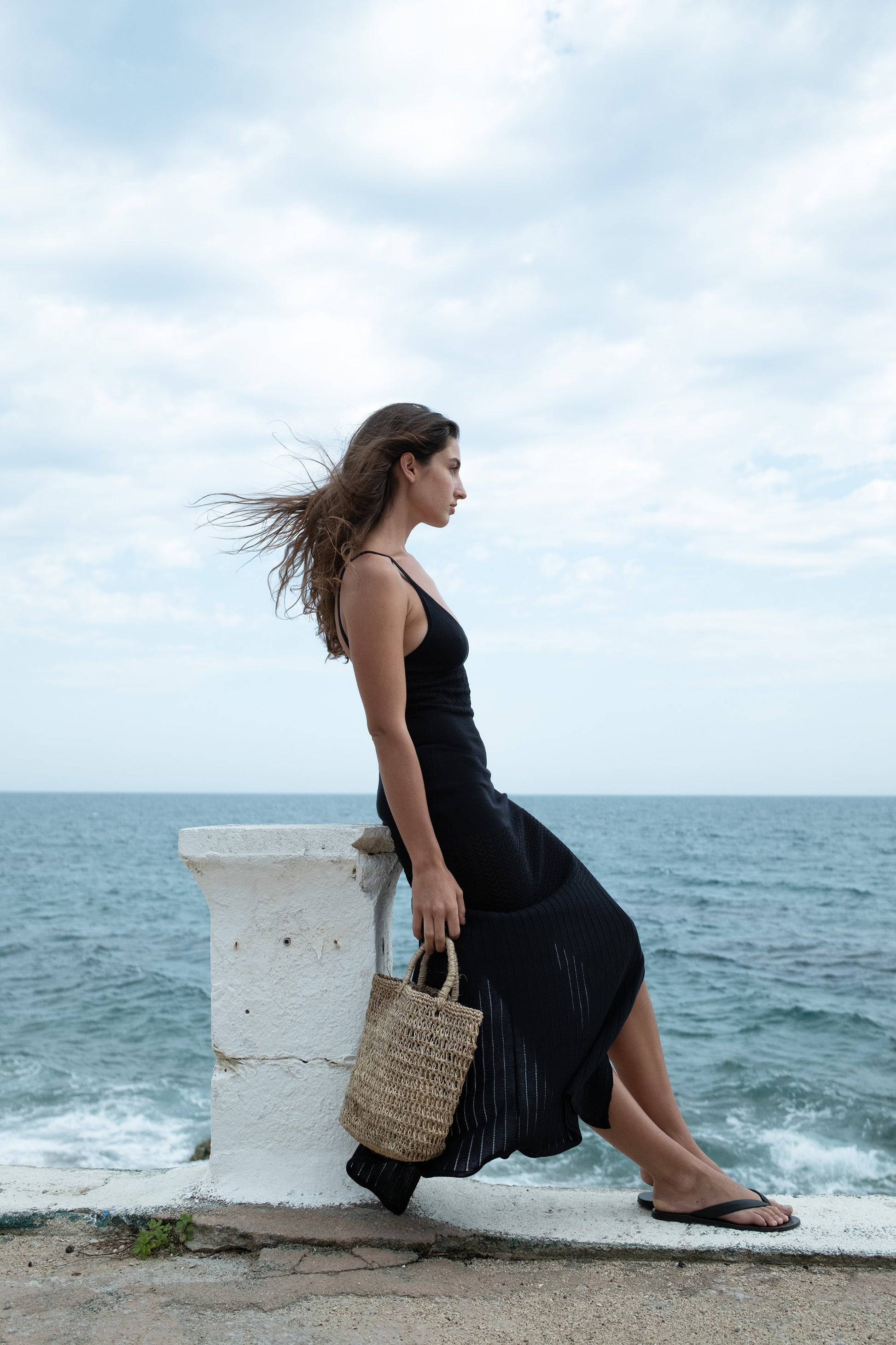 model with fique NOA x BELAMER bag